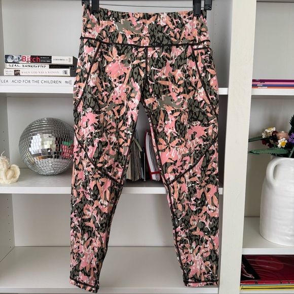SWEATY BETTY Limited Edition Power Pocket Workout 7/8 Leggings Camo Floral Print - Picture 5 of 9